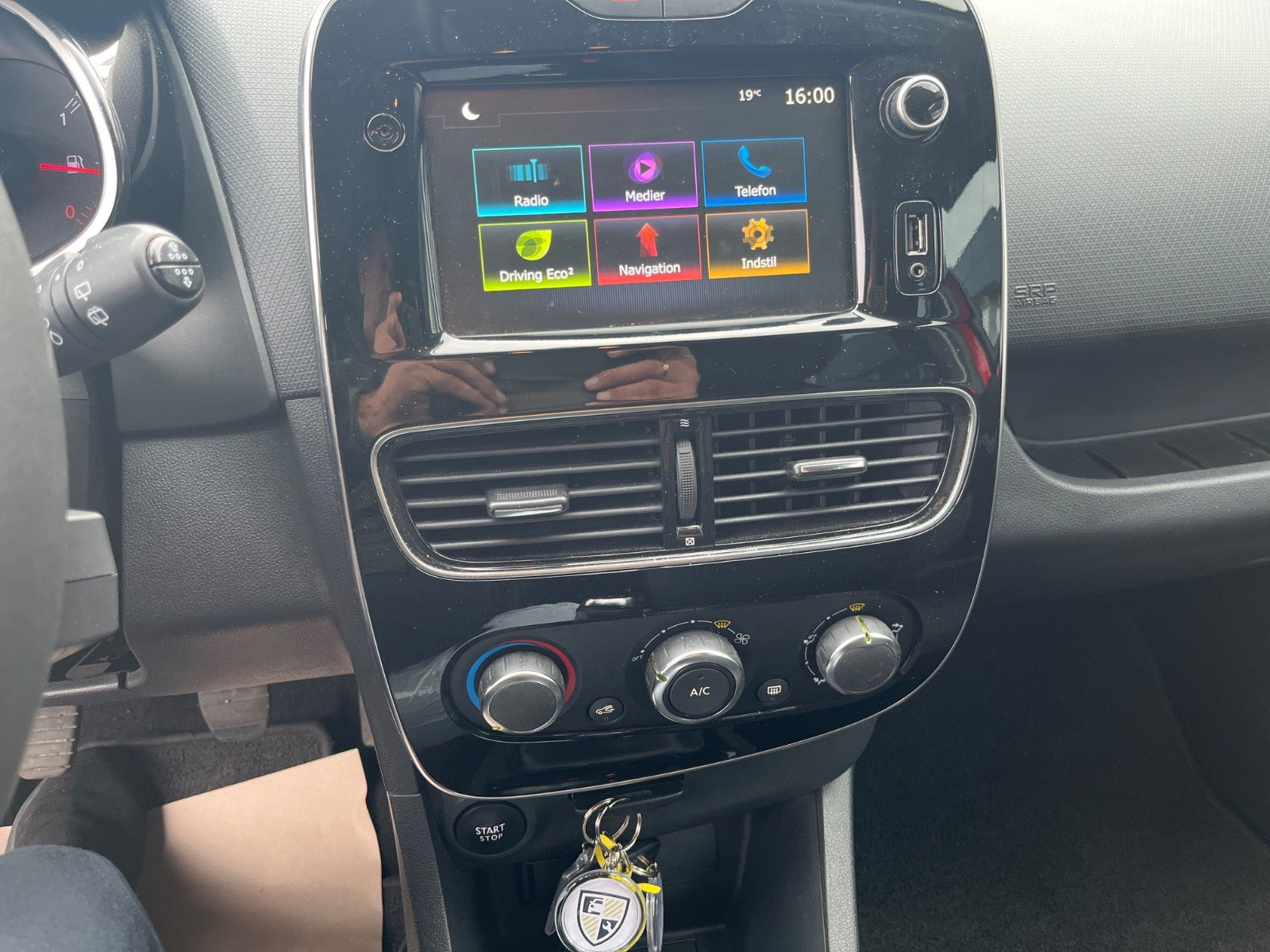 Rød Renault Clio IV fra 2019