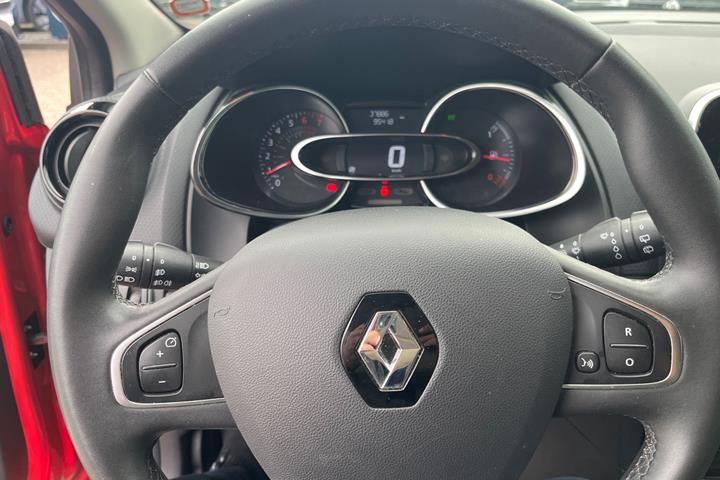 Rød Renault Clio IV fra 2019