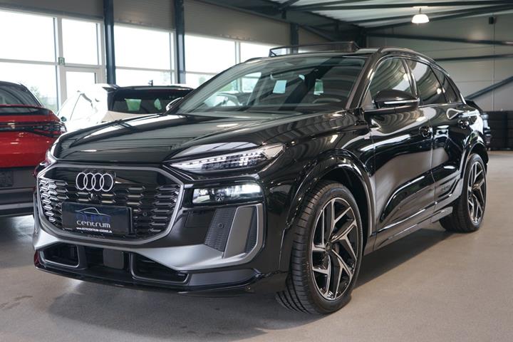 Sort Audi Q6 e-tron fra 2025 set udefra