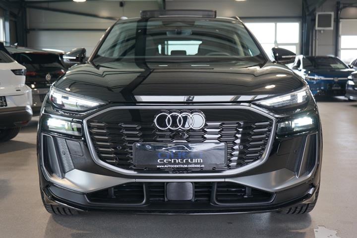 Sort Audi Q6 e-tron fra 2025