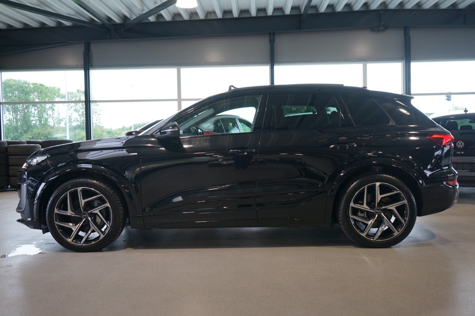 Sort Audi Q6 e-tron fra 2025