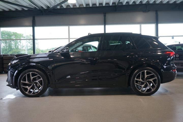 Sort Audi Q6 e-tron fra 2025