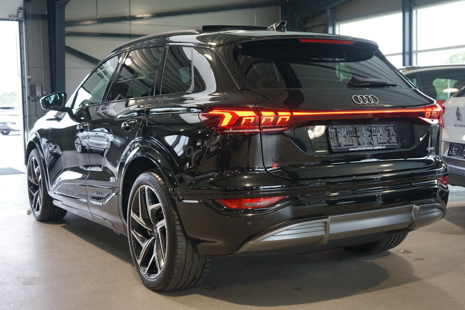 Sort Audi Q6 e-tron fra 2025