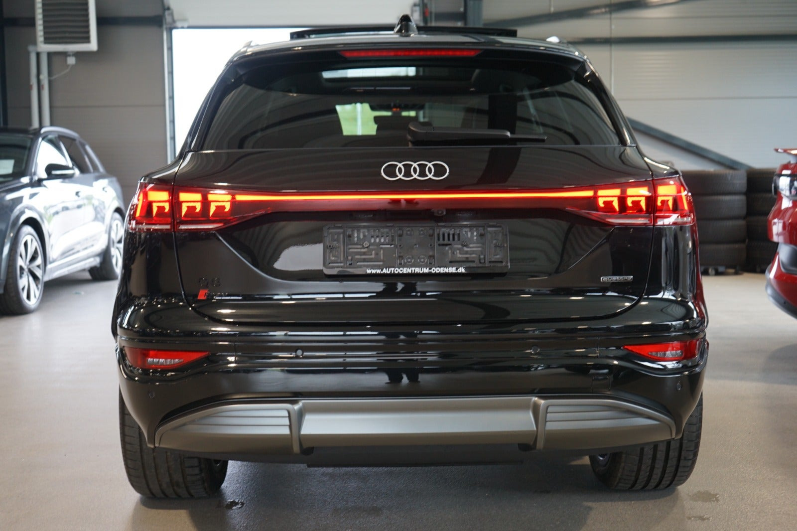 Sort Audi Q6 e-tron fra 2025