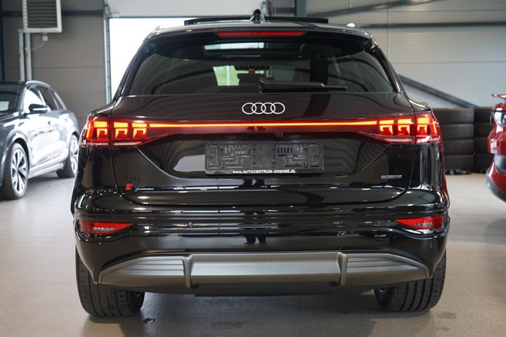 Sort Audi Q6 e-tron fra 2025