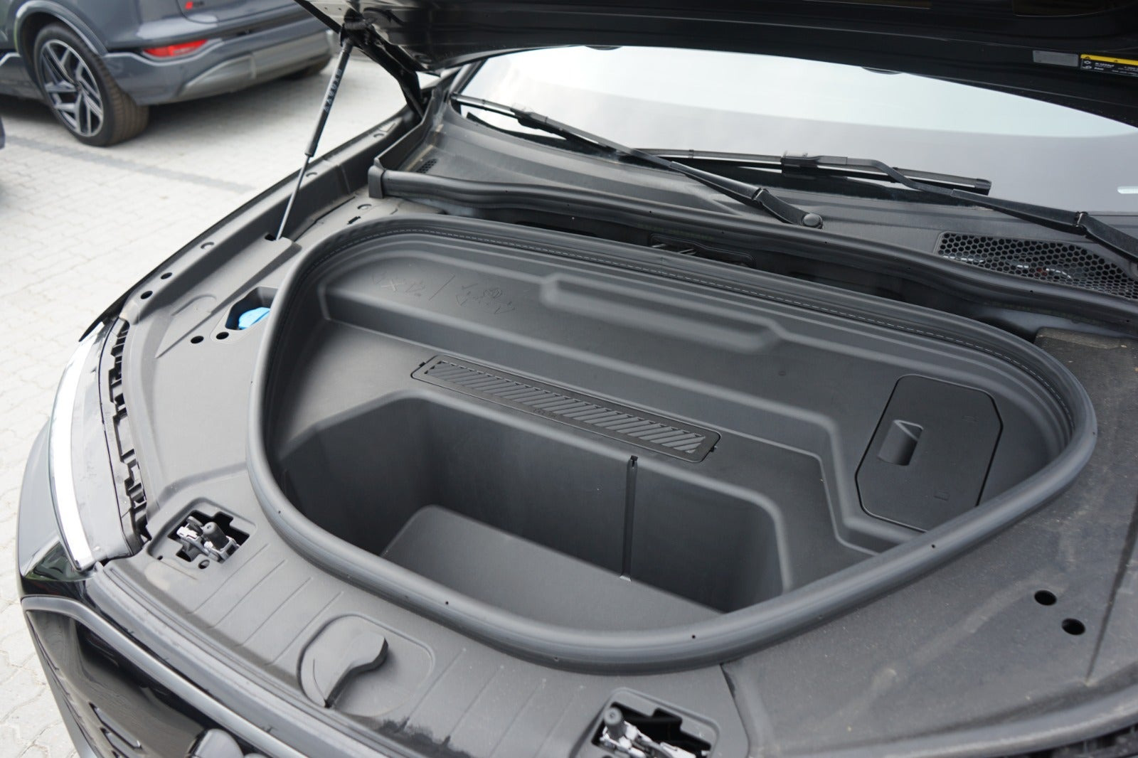 Sort Audi Q6 e-tron fra 2025