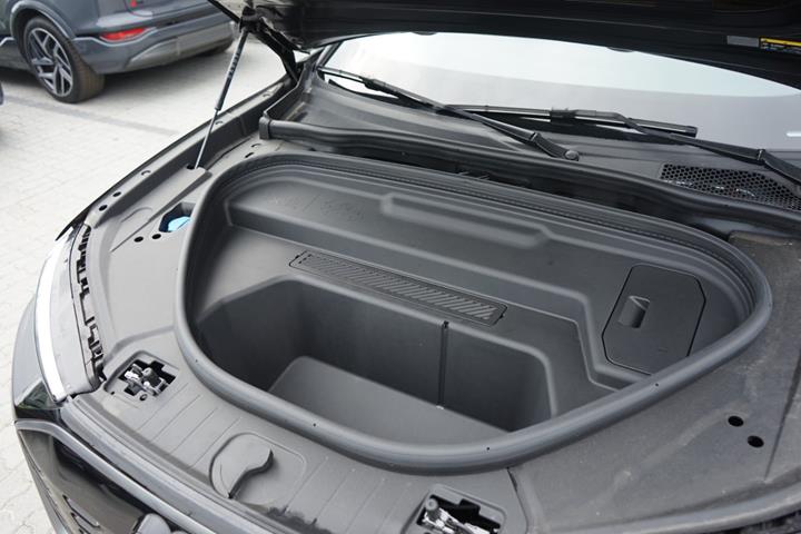 Sort Audi Q6 e-tron fra 2025