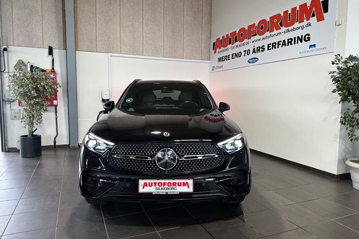 Sort Mercedes GLC300 e fra 2023