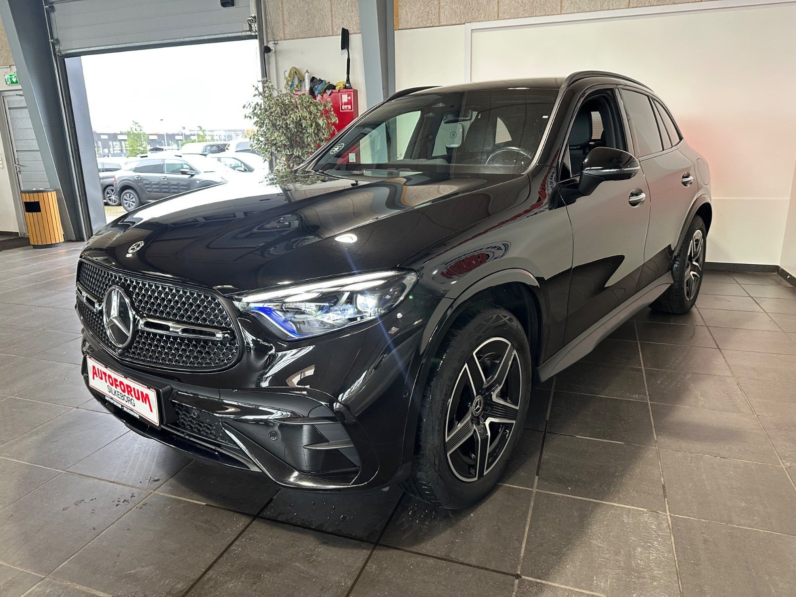 Sort Mercedes GLC300 e fra 2023