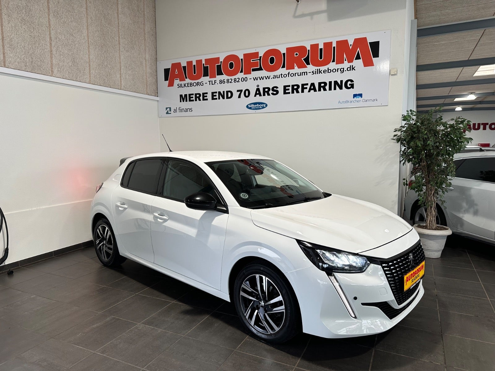 Peugeot 208 1,2 PureTech 100 Allure EAT8 Van