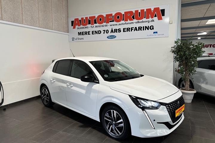 Hvid Peugeot 208 fra 2022 set udefra