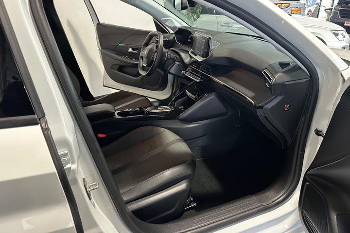Hvid Peugeot 208 fra 2022