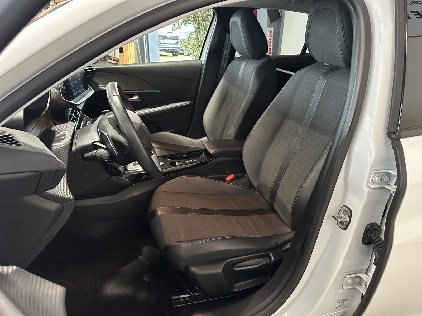 Hvid Peugeot 208 fra 2022