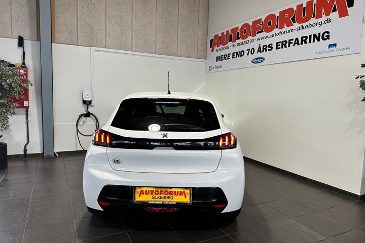 Hvid Peugeot 208 fra 2022