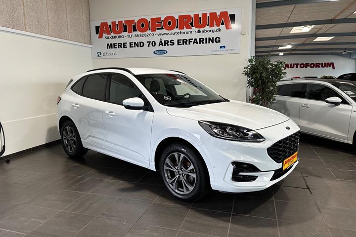 Hvid Ford Kuga fra 2022 set udefra