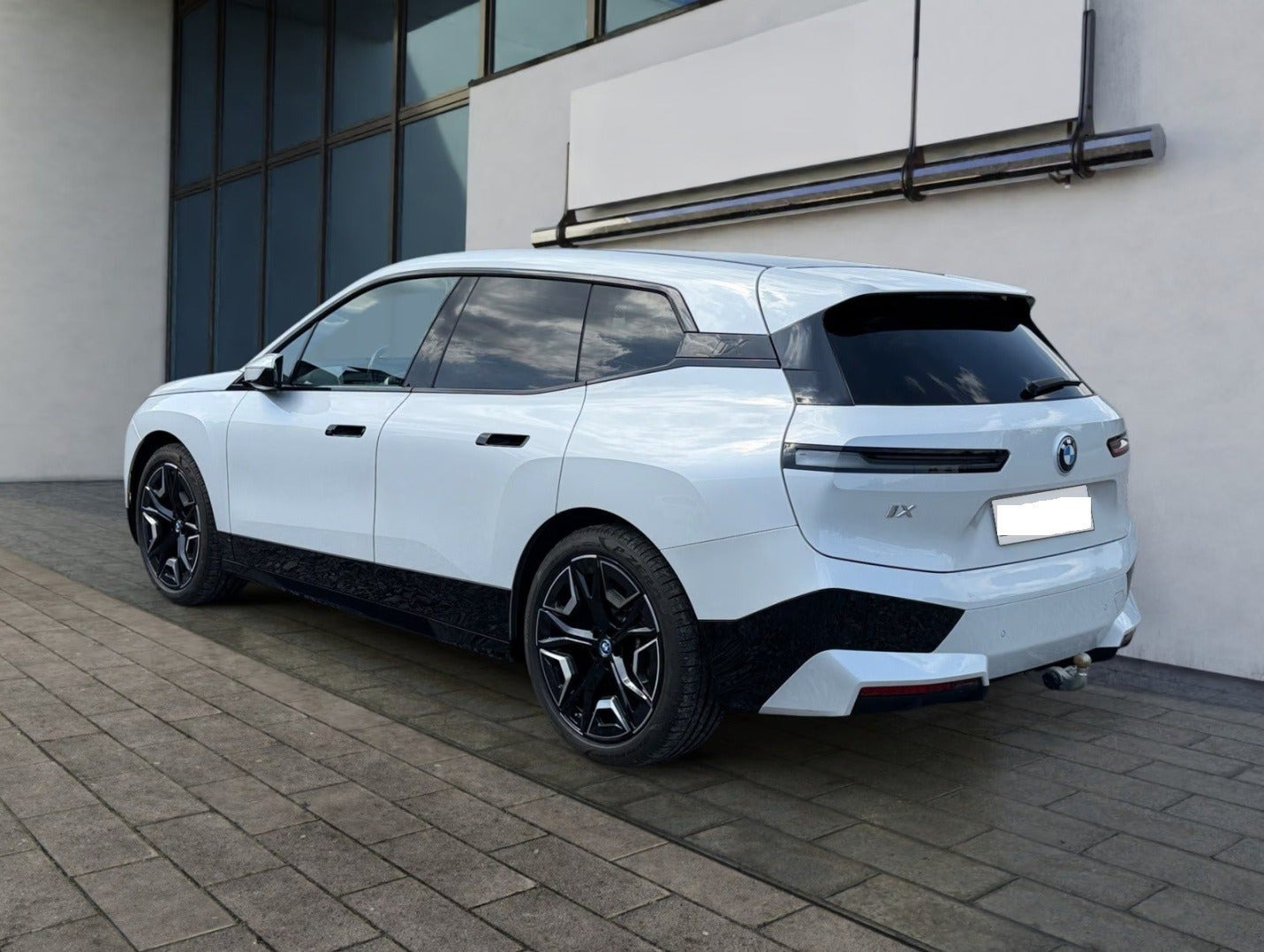 Hvid BMW iX fra 2023