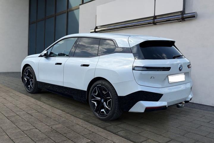Hvid BMW iX fra 2023