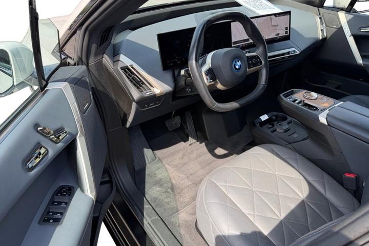 Hvid BMW iX fra 2023