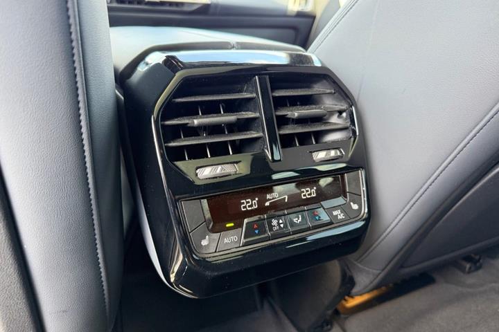 Hvid BMW iX fra 2023