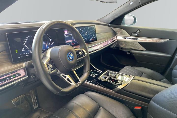 Grå BMW i7 fra 2023