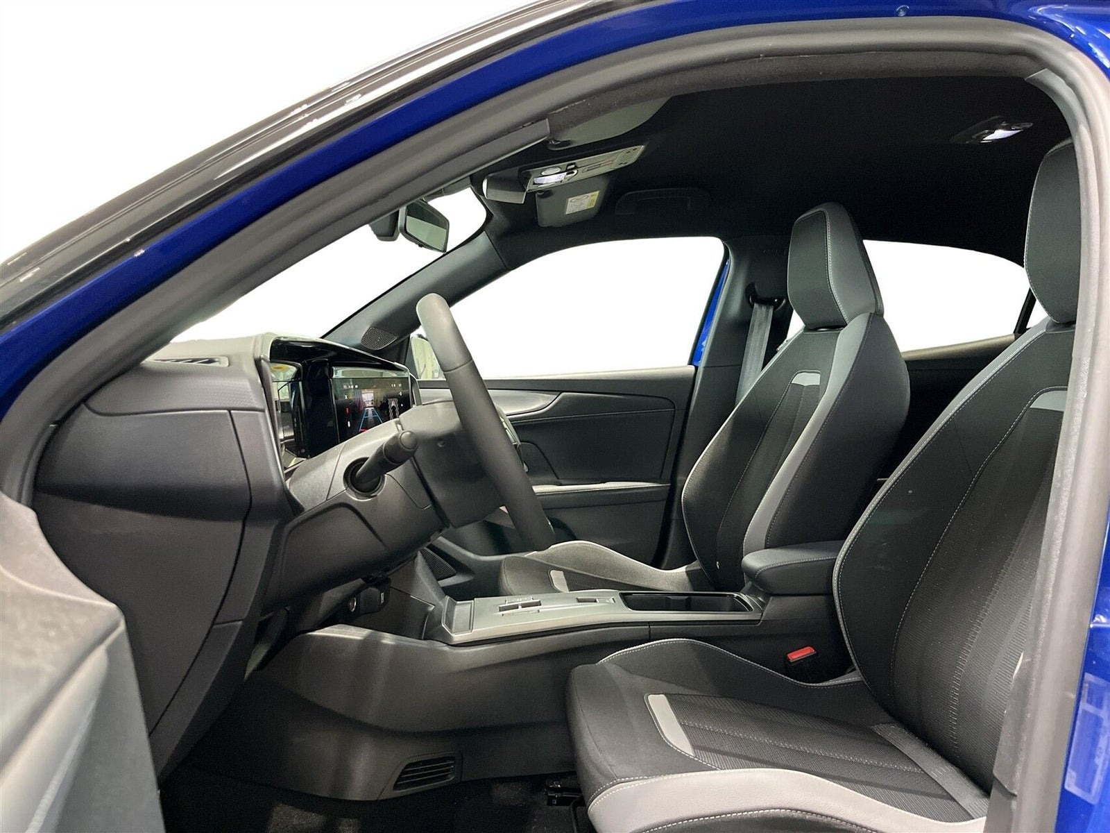 Blå Opel Mokka-e fra 2025