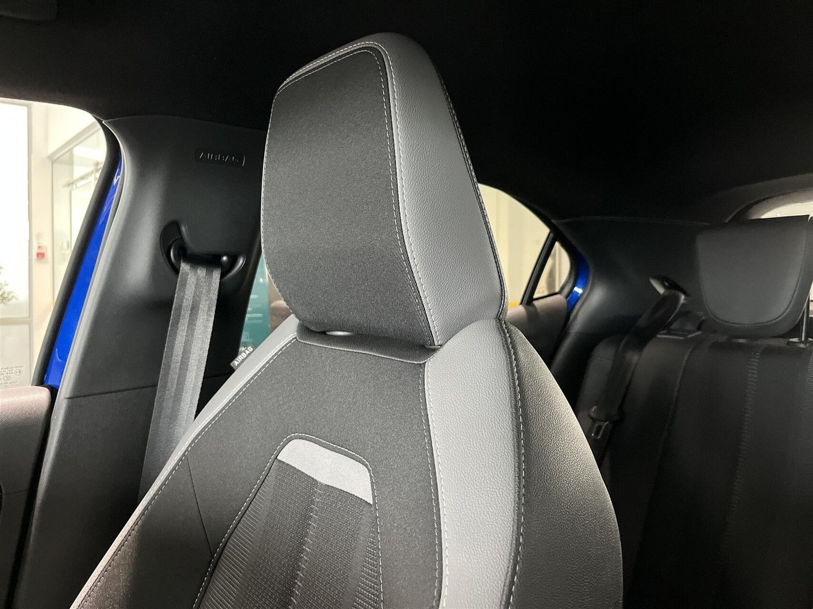 Blå Opel Mokka-e fra 2025