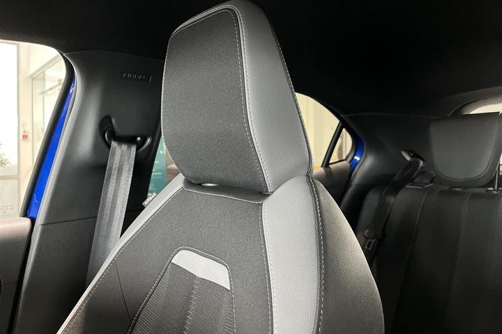 Blå Opel Mokka-e fra 2025