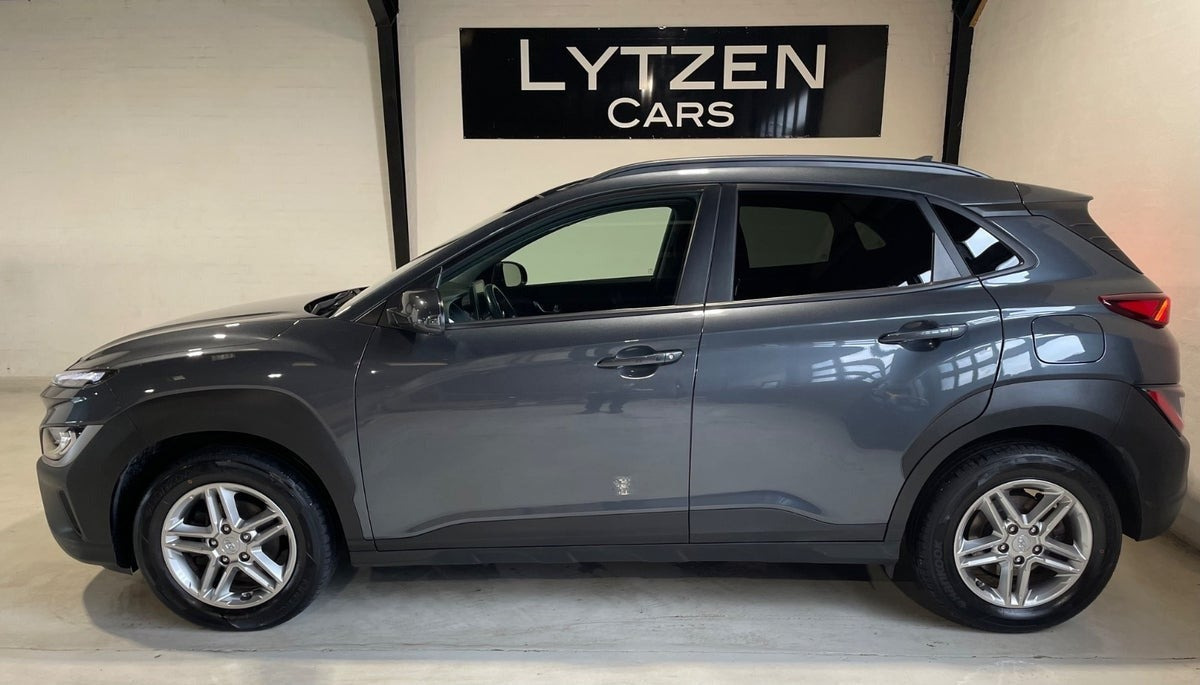 Grå Hyundai Kona fra 2021