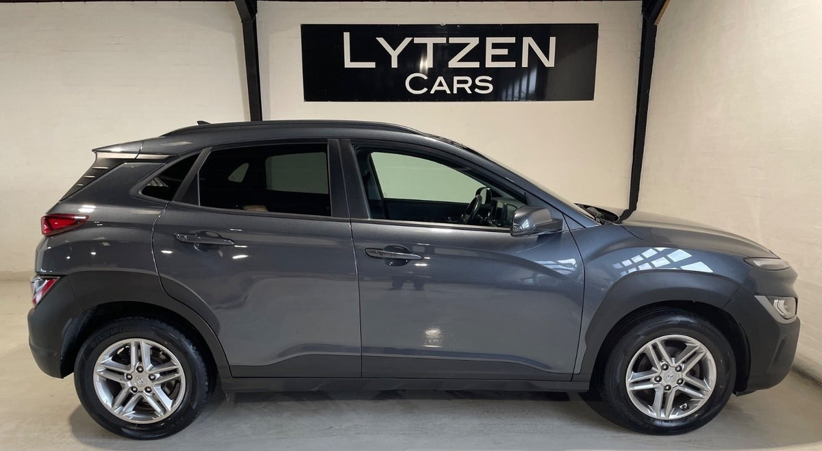 Grå Hyundai Kona fra 2021