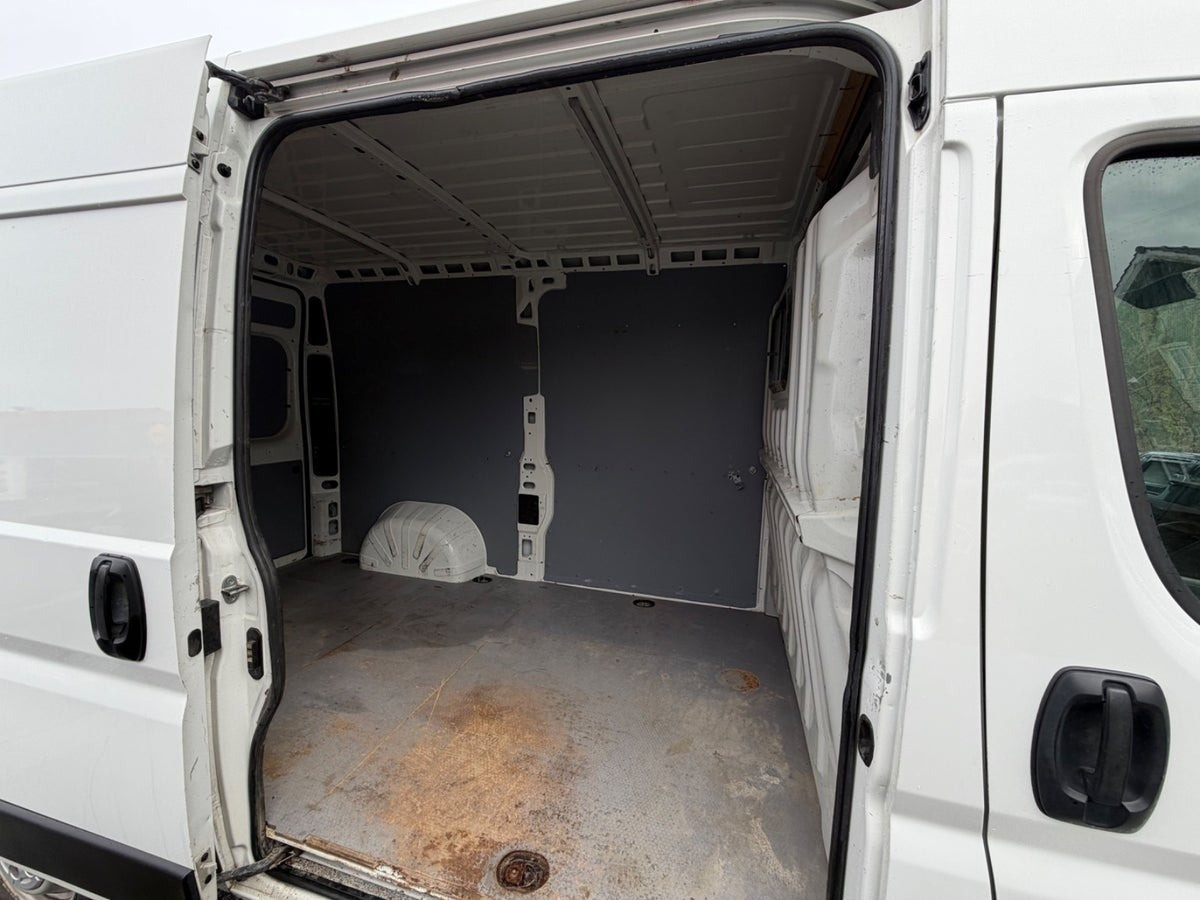 Hvid Peugeot Boxer 335 fra 2019
