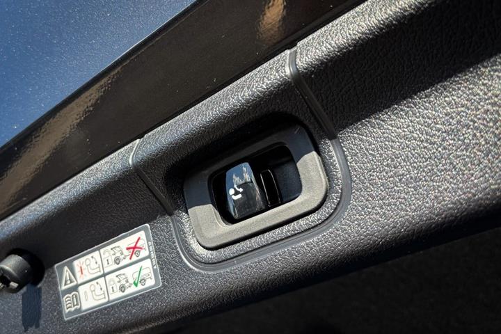 Grå Mercedes EQE350 fra 2023