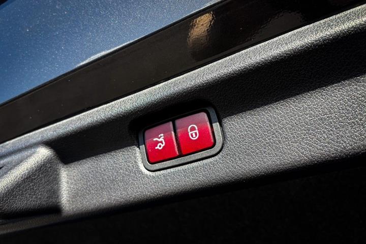 Grå Mercedes EQE350 fra 2023