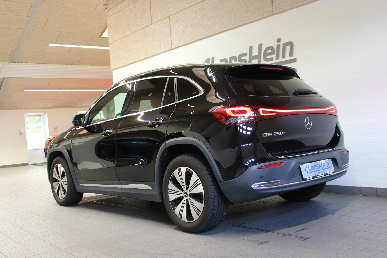 Sort Mercedes EQA250+ fra 2023