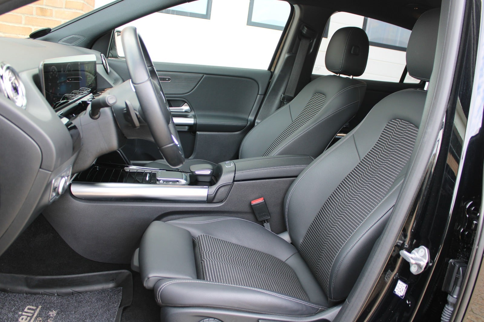 Sort Mercedes EQA250+ fra 2023