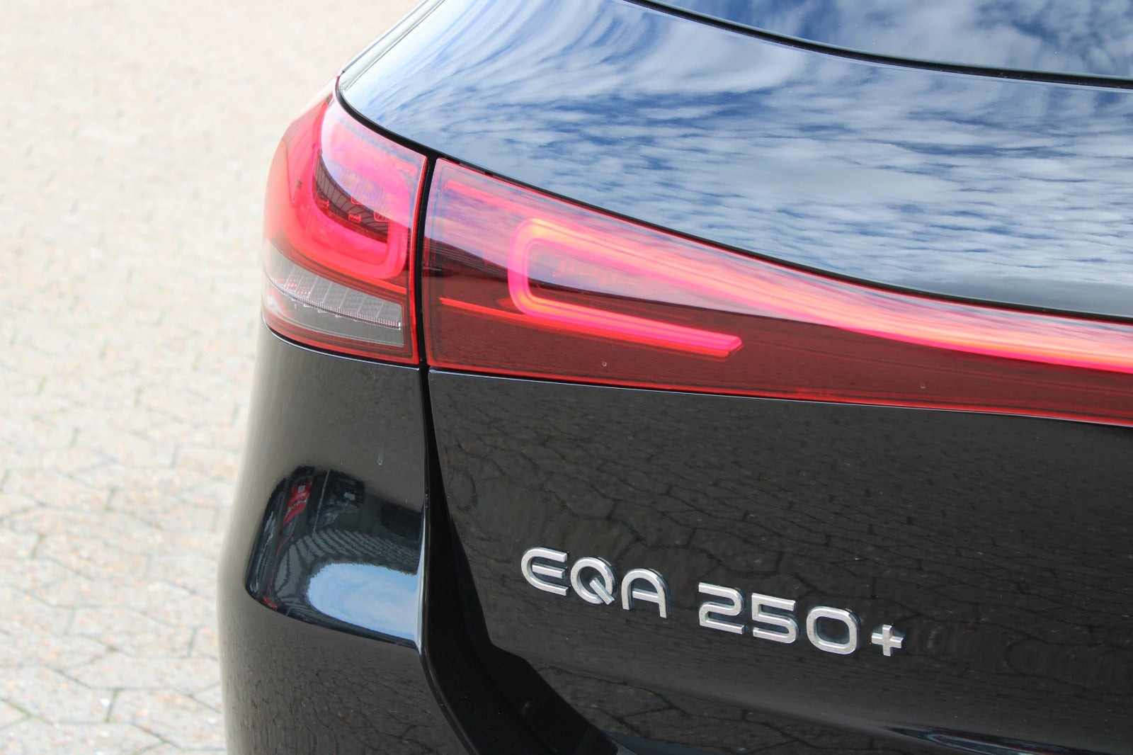 Sort Mercedes EQA250+ fra 2023