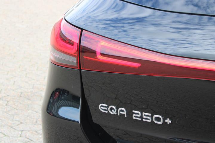 Sort Mercedes EQA250+ fra 2023