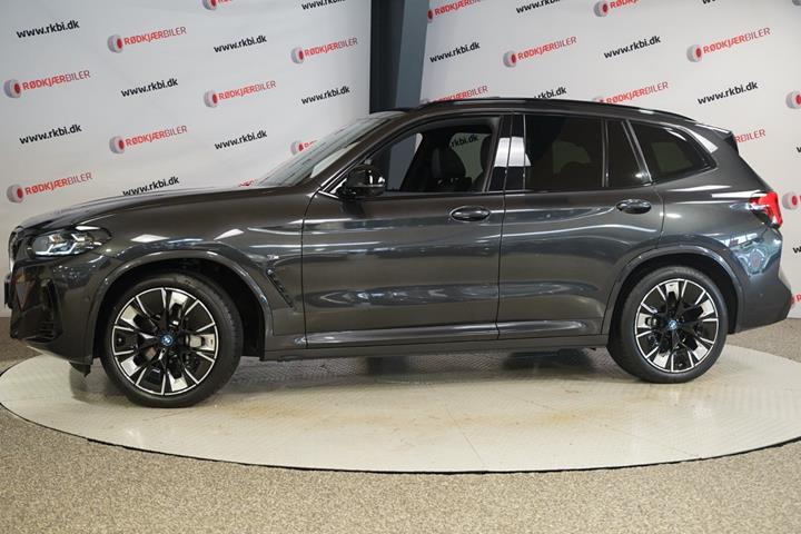 Grå BMW iX3 fra 2023