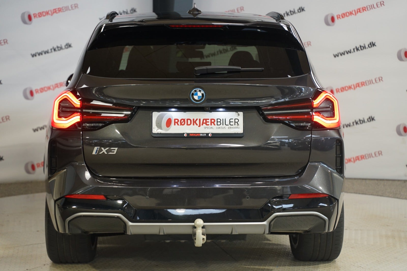 Grå BMW iX3 fra 2023