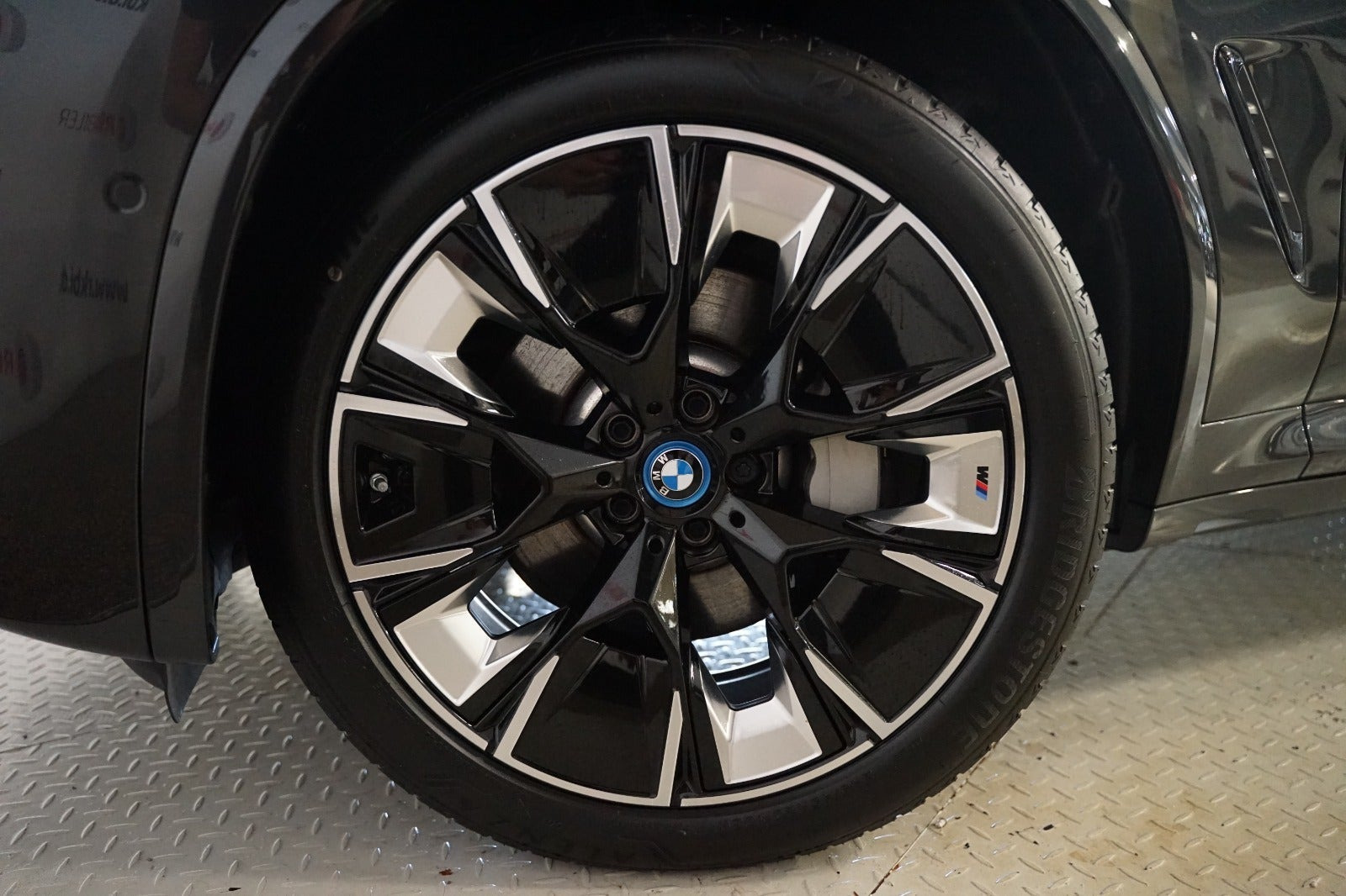 Grå BMW iX3 fra 2023