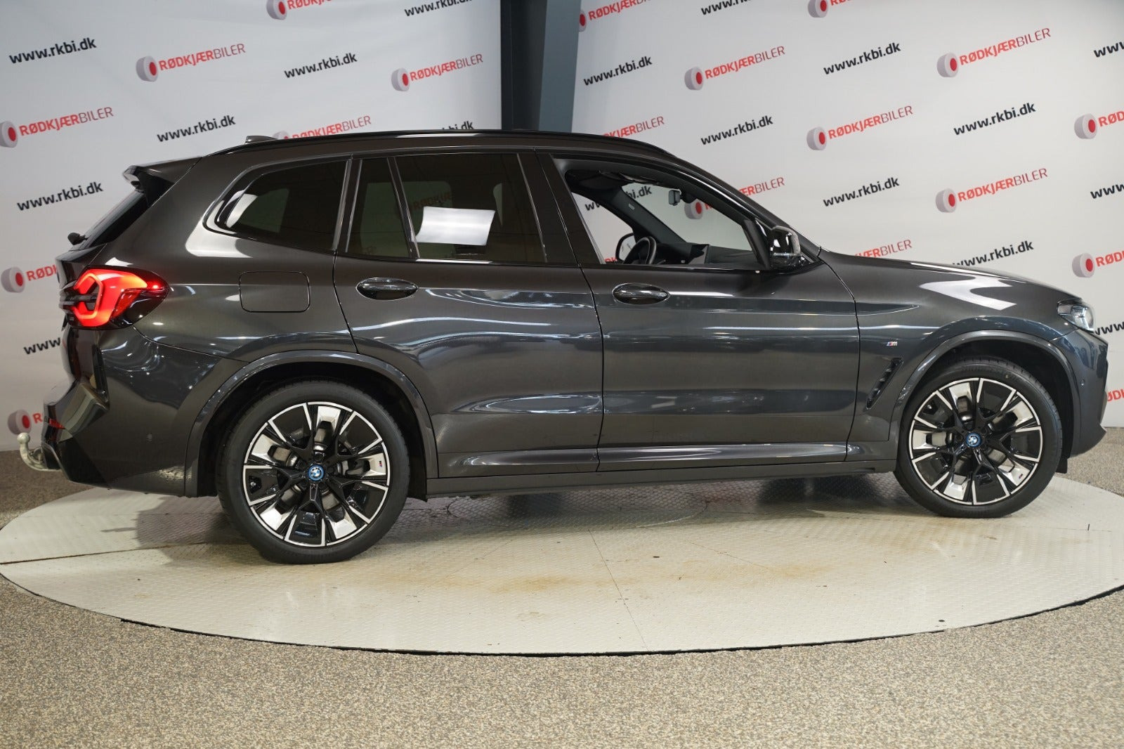 Grå BMW iX3 fra 2023