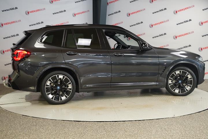 Grå BMW iX3 fra 2023