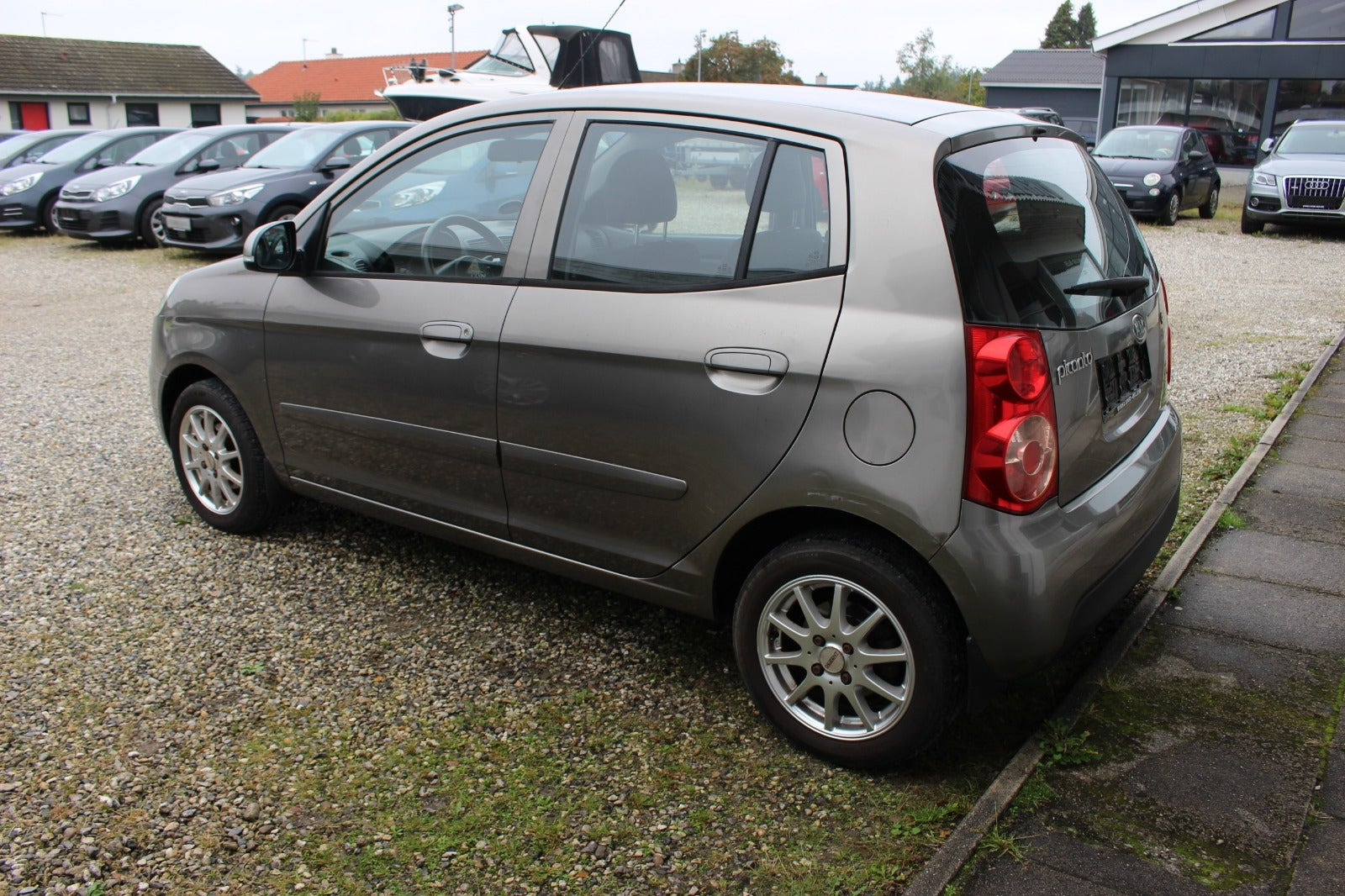 Grå Kia Picanto fra 2010