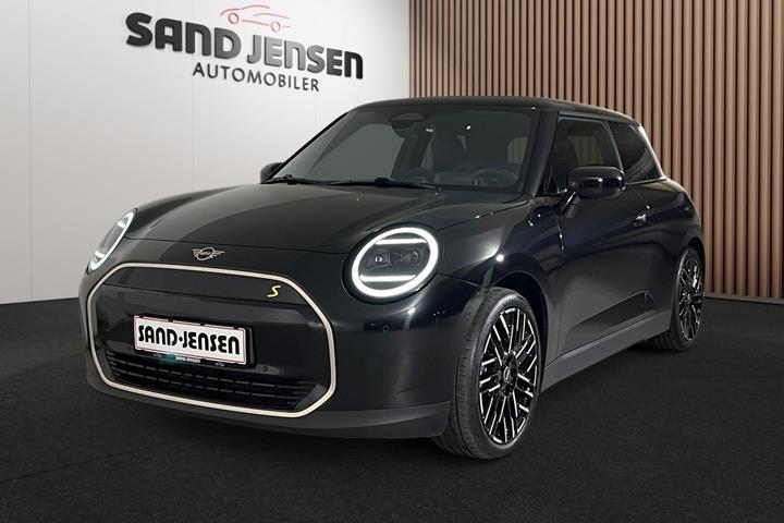 Sort Mini Cooper SE fra 2024 set udefra