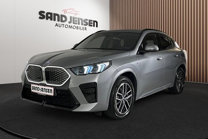 Grå BMW iX2 fra 2025