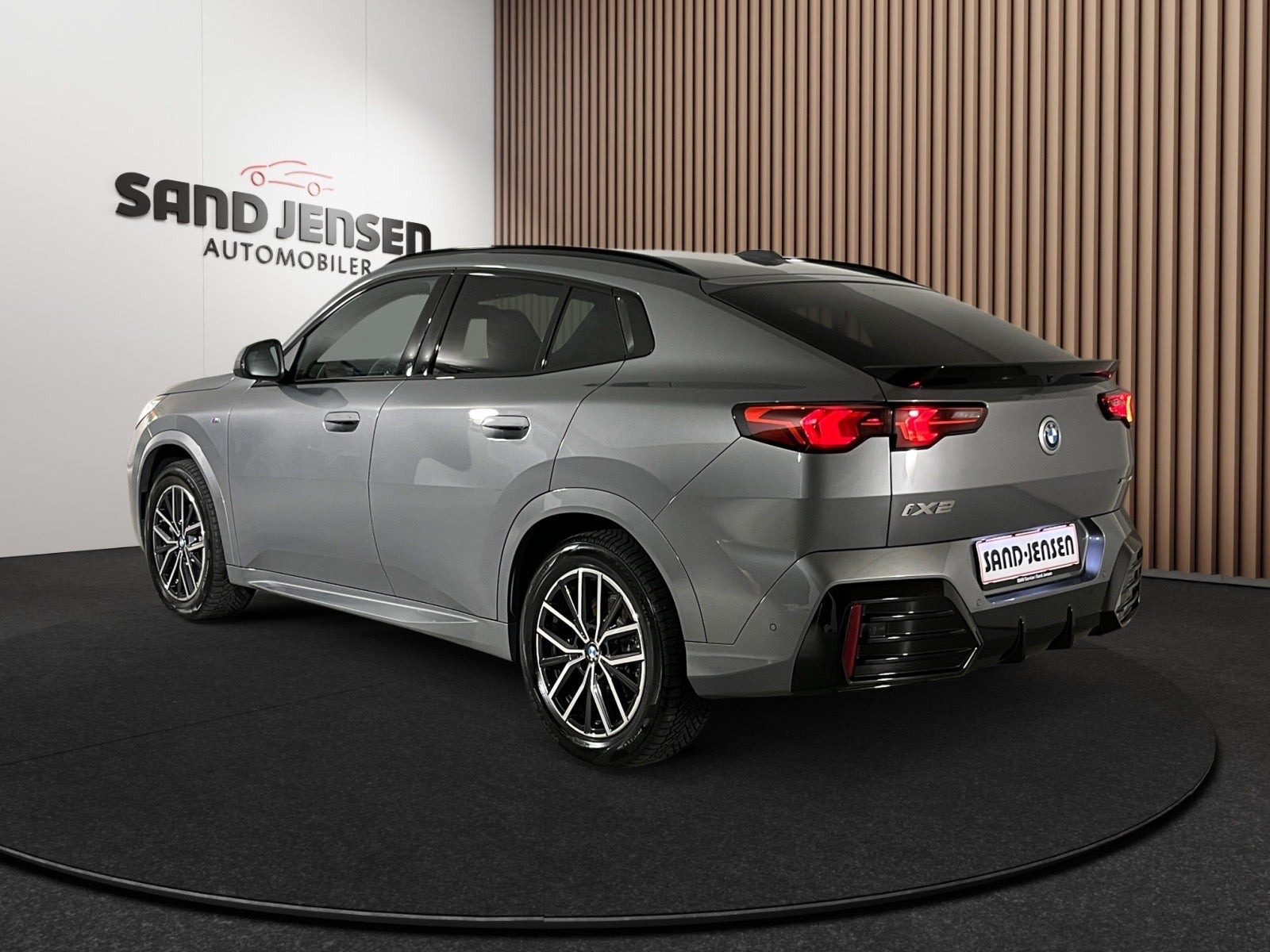 Grå BMW iX2 fra 2025