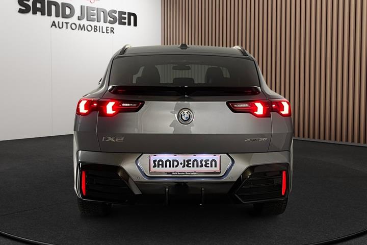 Grå BMW iX2 fra 2025