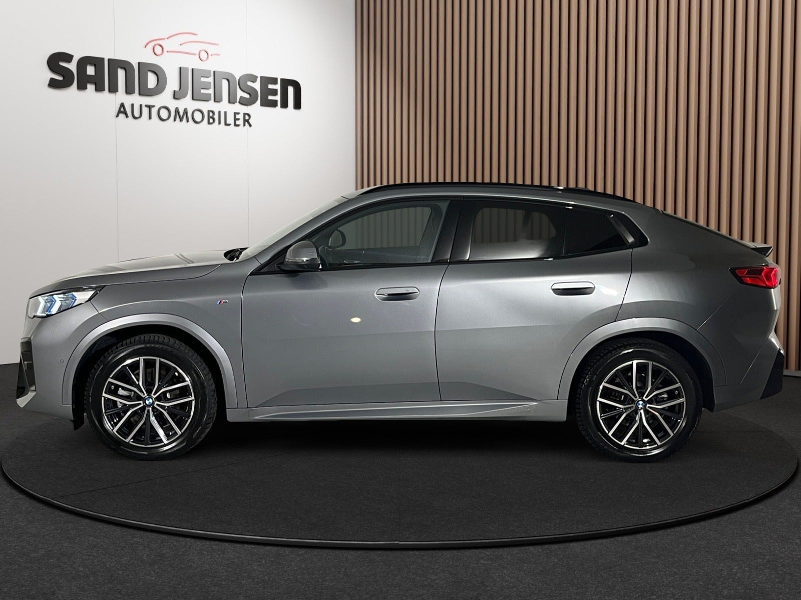 Grå BMW iX2 fra 2025