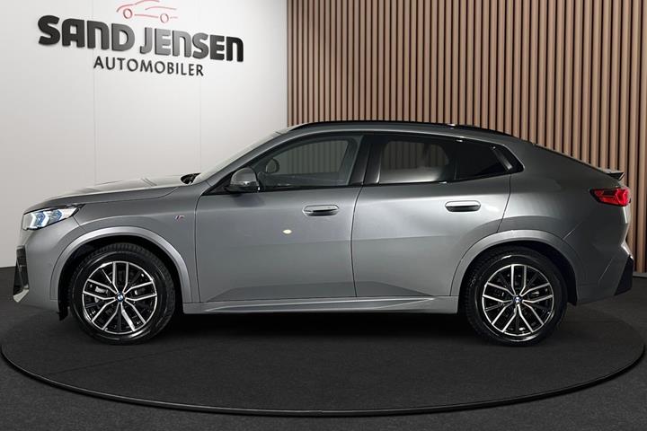 Grå BMW iX2 fra 2025