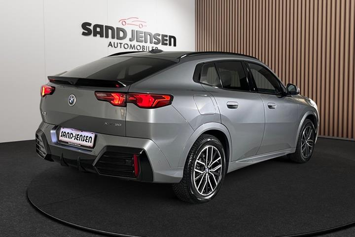 Grå BMW iX2 fra 2025