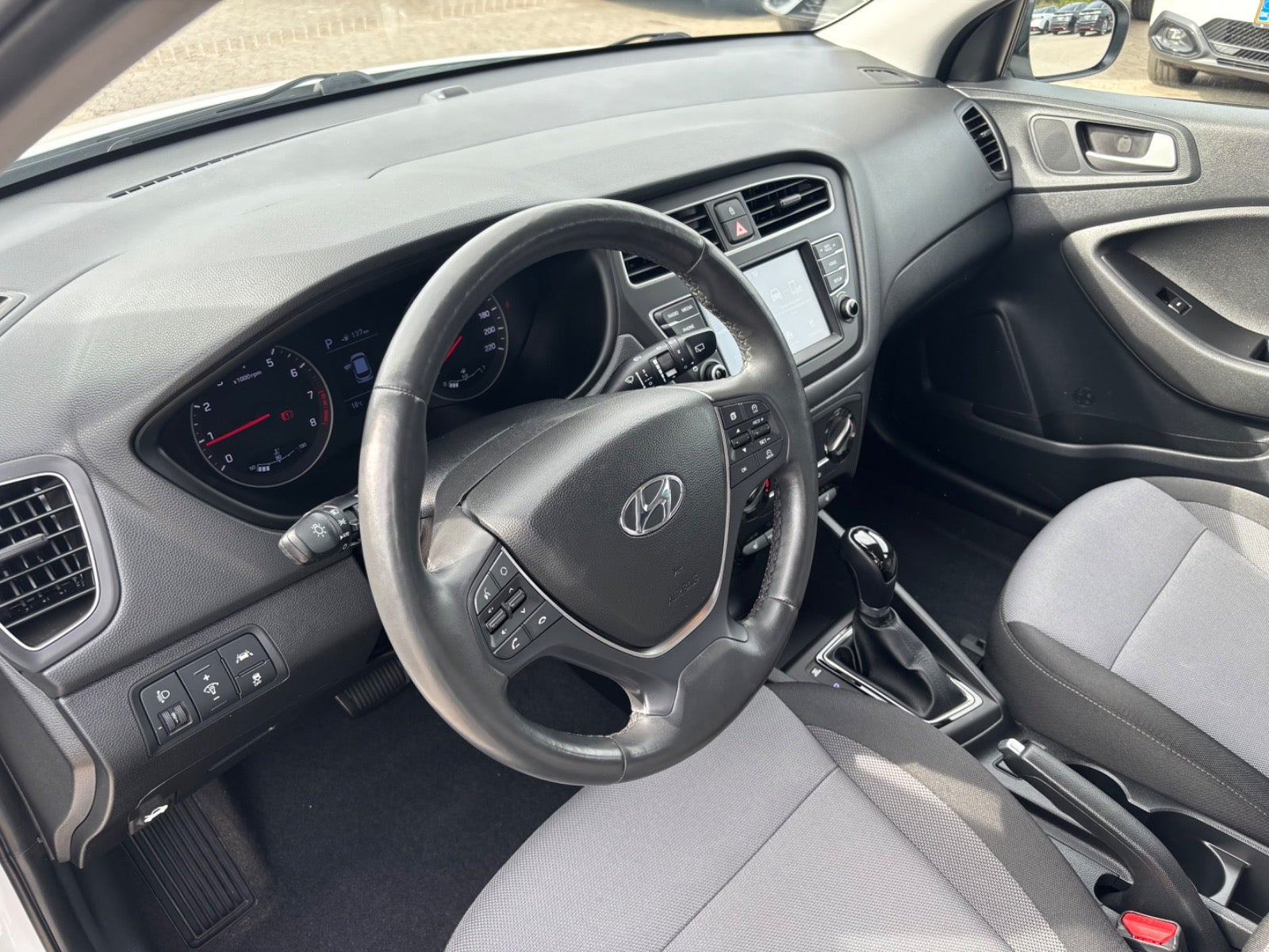 Hvid Hyundai i20 fra 2019